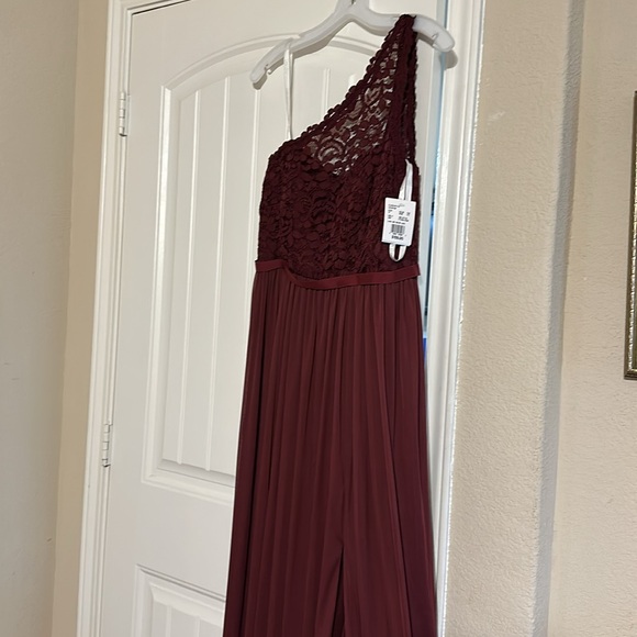 Long one shoulder lace - Picture 3 of 5